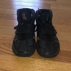 EUC Boys Kyrie 6 sneakers size 1.5. Worn a few times.